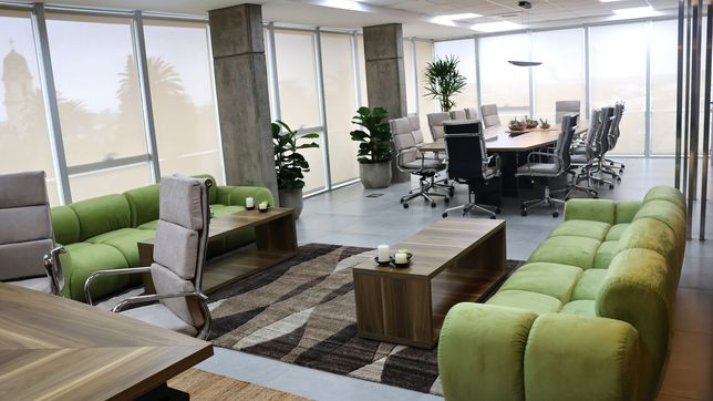 hormigon, 3.000 m2 y un diseno unico: asi luce por dentro la nueva municipalidad de ensenada