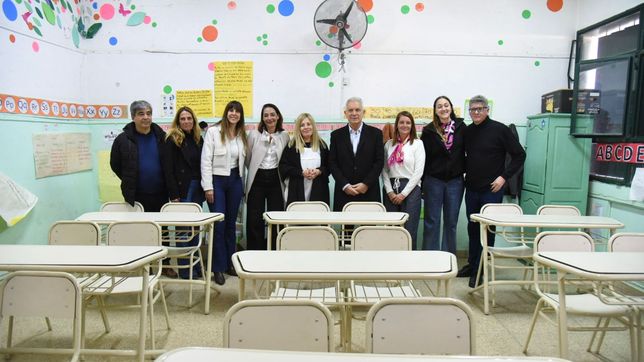 julio alak entrego equipamiento escolar en dos primarias de la plata