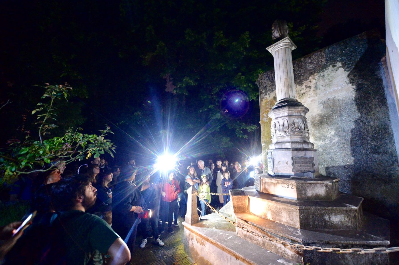 Se viene la última visita guiada nocturna al Cementerio de La Plata. Se viene la última visita guiada nocturna al Cementerio de La Plata.