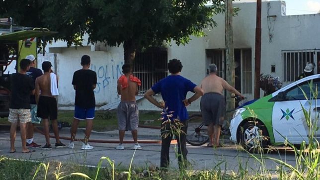 los vecinos atacaron otra vez la casa del presunto violador de altos de san lorenzo