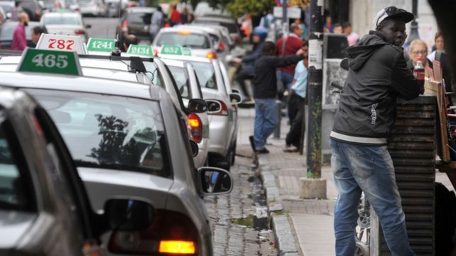 un expolicia y su pareja cayeron cerca de un colegio por vender droga en un taxi