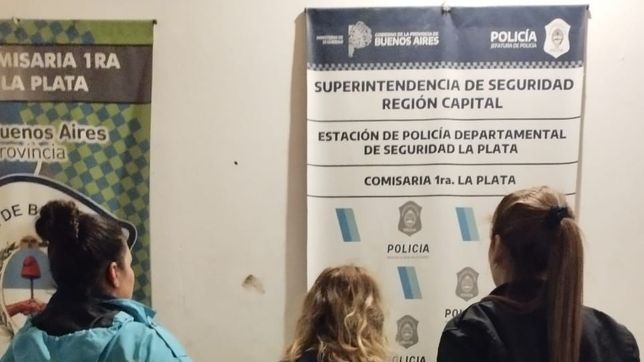 la plata: causo disturbios en un bar del centro y le arranco una una a una policia