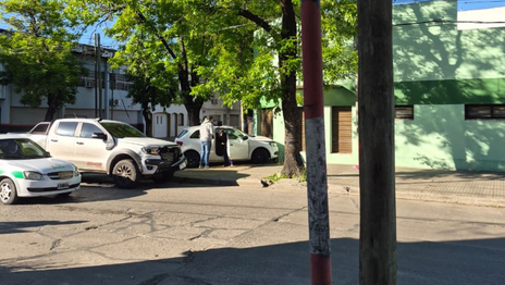 Un auto se incrustó contra el frente de una farmacia tras chocar con una camioneta