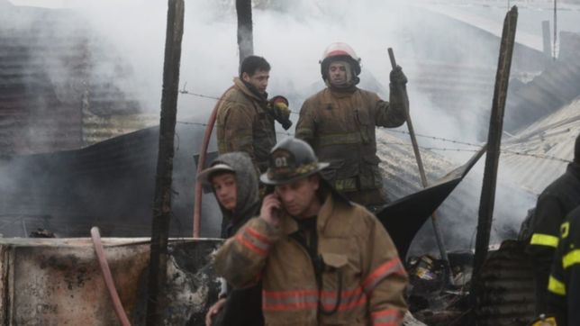 video: se quemaron cinco casillas en tolosa, un nene quedo atrapado en el fuego y murio