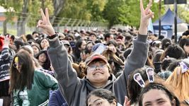 miles de fanaticas esperan afuera del estadio unico para entrar al primer show de bts en la plata