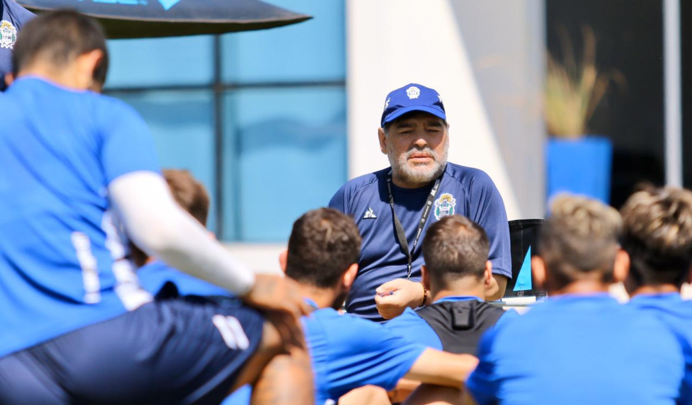 Diego Maradonda entrenamiento Gimnasia.png