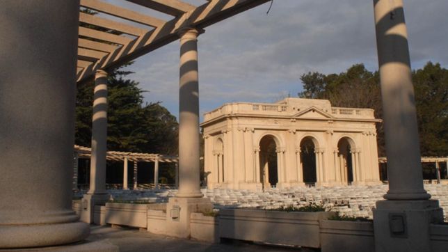 saintout recalienta la disputa con el municipio por el estado del teatro del lago