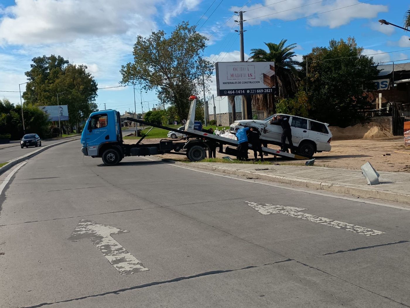 El automovilista volcó en la rotonda René Favaloro de Berisso y fue asistido de urgencia por Bomberos y personal médico El automovilista volcó en la rotonda René Favaloro de Berisso y fue asistido de urgencia por Bomberos y personal médico