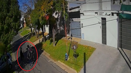 motochorros asaltaron a un ciclista en tolosa, a solo tres cuadras de la barberia donde un joven fue baleado motochorros asaltaron a un ciclista en tolosa, a solo tres cuadras de la barberia donde un joven fue baleado