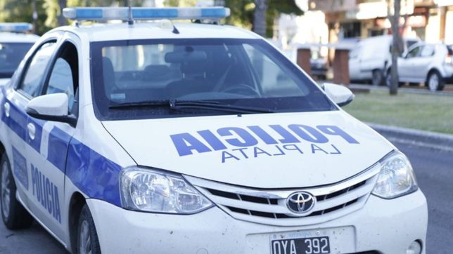 un hombre corrio a un ladron con un machete y ayudo a que la policia lo atrapara