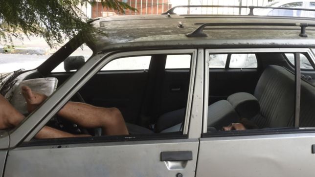 cada vez mas gente duerme en autos abandonados por las calles de la plata