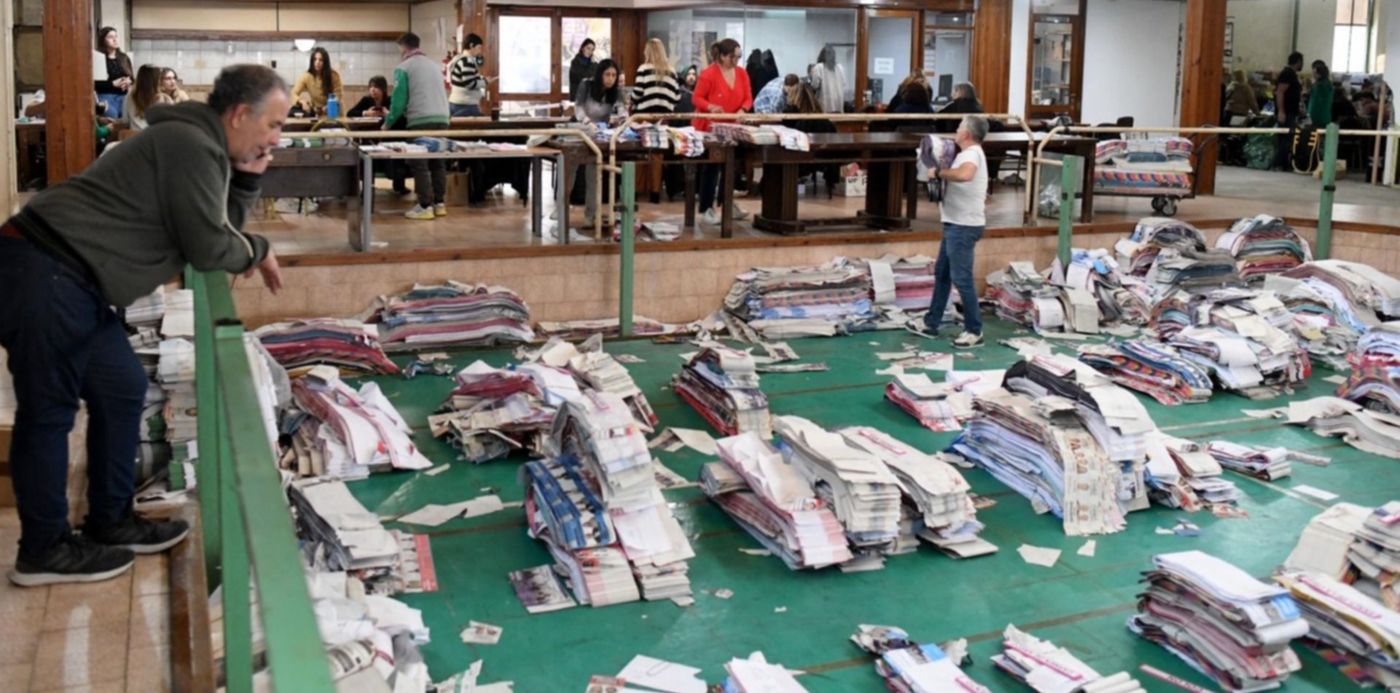 Boletas y urnas en los preparativos para las elecciones PASO