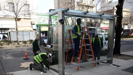 Modernizan las paradas de micros e instalan refugios con un nuevo diseño y tecnología