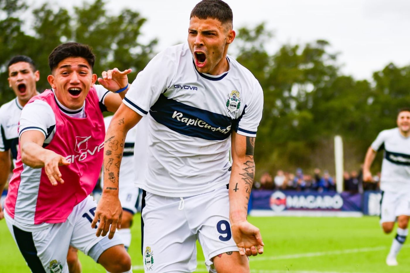 Ivo Mammini festeja uno de sus goles en Gimnasia.