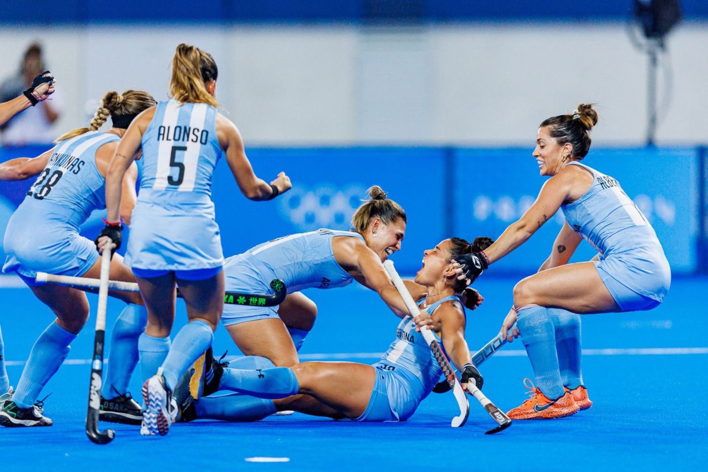 Las Leonas le ganaron 3-0 a Gran Bretaña y jugarán los cuartos de final el próximo lunes 5 de agosto. Las Leonas le ganaron 3-0 a Gran Bretaña y jugarán los cuartos de final el próximo lunes 5 de agosto.