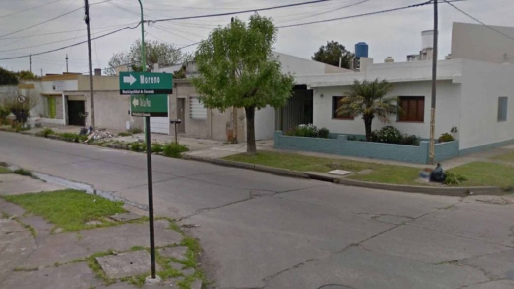 Una mujer salió a baldear la vereda de su casa y tres ladrones la desvalijaron