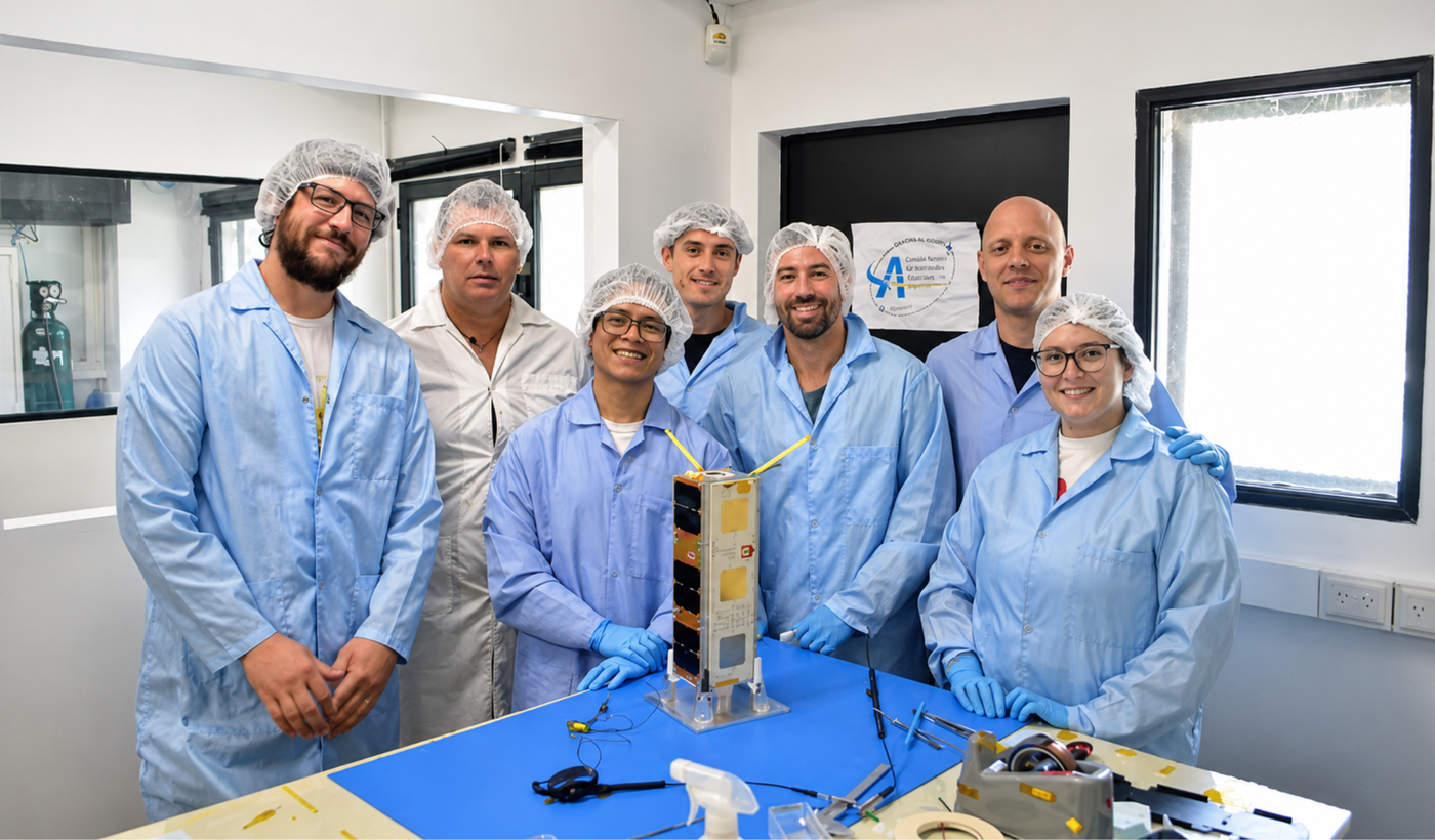 Equipo del satélite USAT 1 de la Facultad de Ingeniería de la UNLP