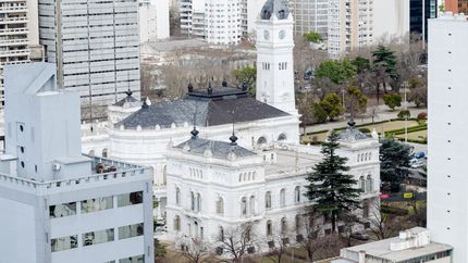 Firmaron el contrato para reparar los techos del Palacio Municipal y arrancan las obras