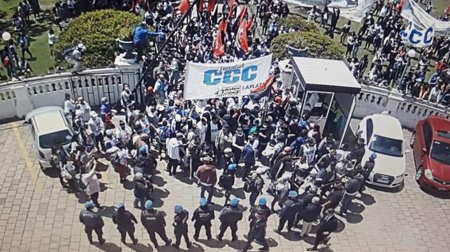 tension y violencia: denuncian un intento de toma de la municipalidad de la plata