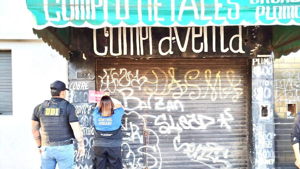 Golpe al robo de caños de gas con allanamientos a chatarrerías y detenidos en La Plata