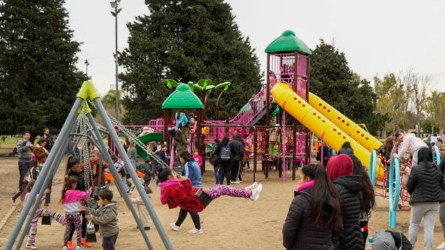 escaleras, tobogan y trepadores: asi es el nuevo patio de juego de parque alberti