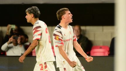 Con el empuje de los pibes, Estudiantes logró un triunfazo sobre el final para ser puntero del Torneo Apertura