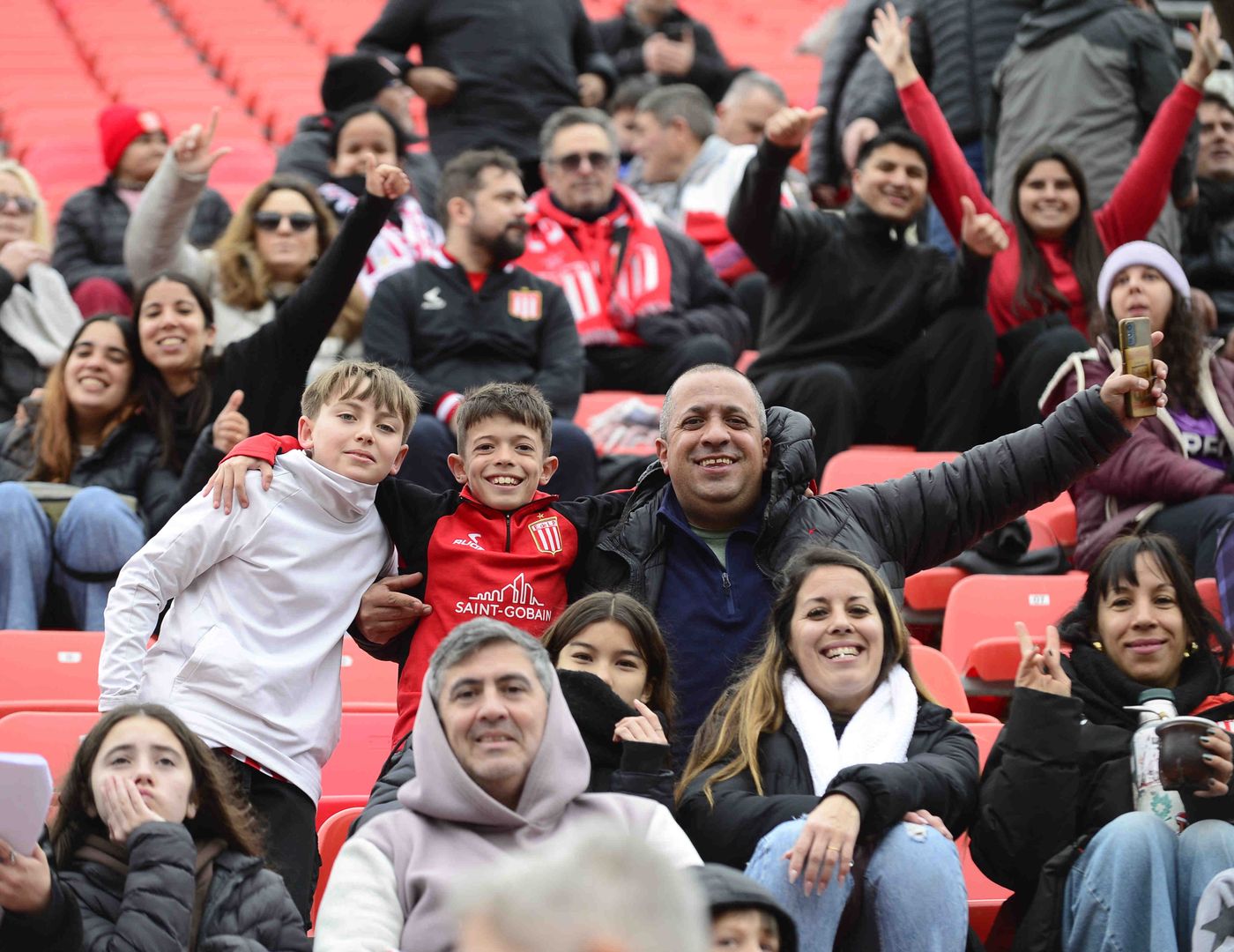 Hinchas Estudiantes UNO Clásico