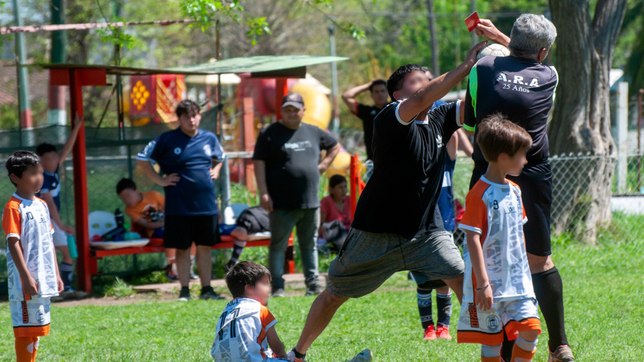 un papa entro a la cancha en pleno partido de futbol infantil y golpeo al arbitro
