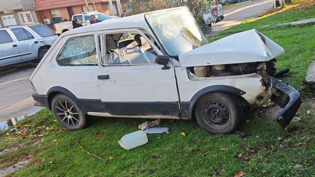 un fiat 147 se incrusto contra una casa y el conductor murio en el hospital
