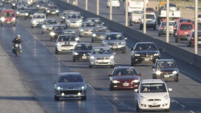 un policia murio atropellado al intentar correr una cubierta reventada en la autopista la plata-buenos aires