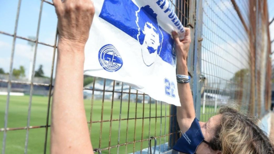 Dolor en el Bosque: abrieron la cancha de Gimnasia para despedir a Maradona