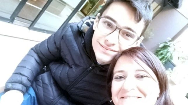 un chico platense debe operarse por una extrana enfermedad y su mama pide celeridad a ioma