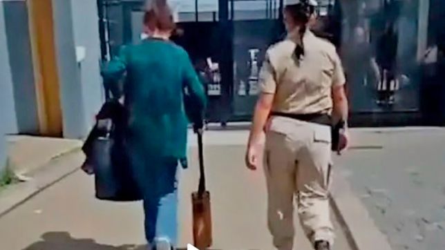 una fiscal de la libertad avanza fue detenida por robar sobres en una escuela