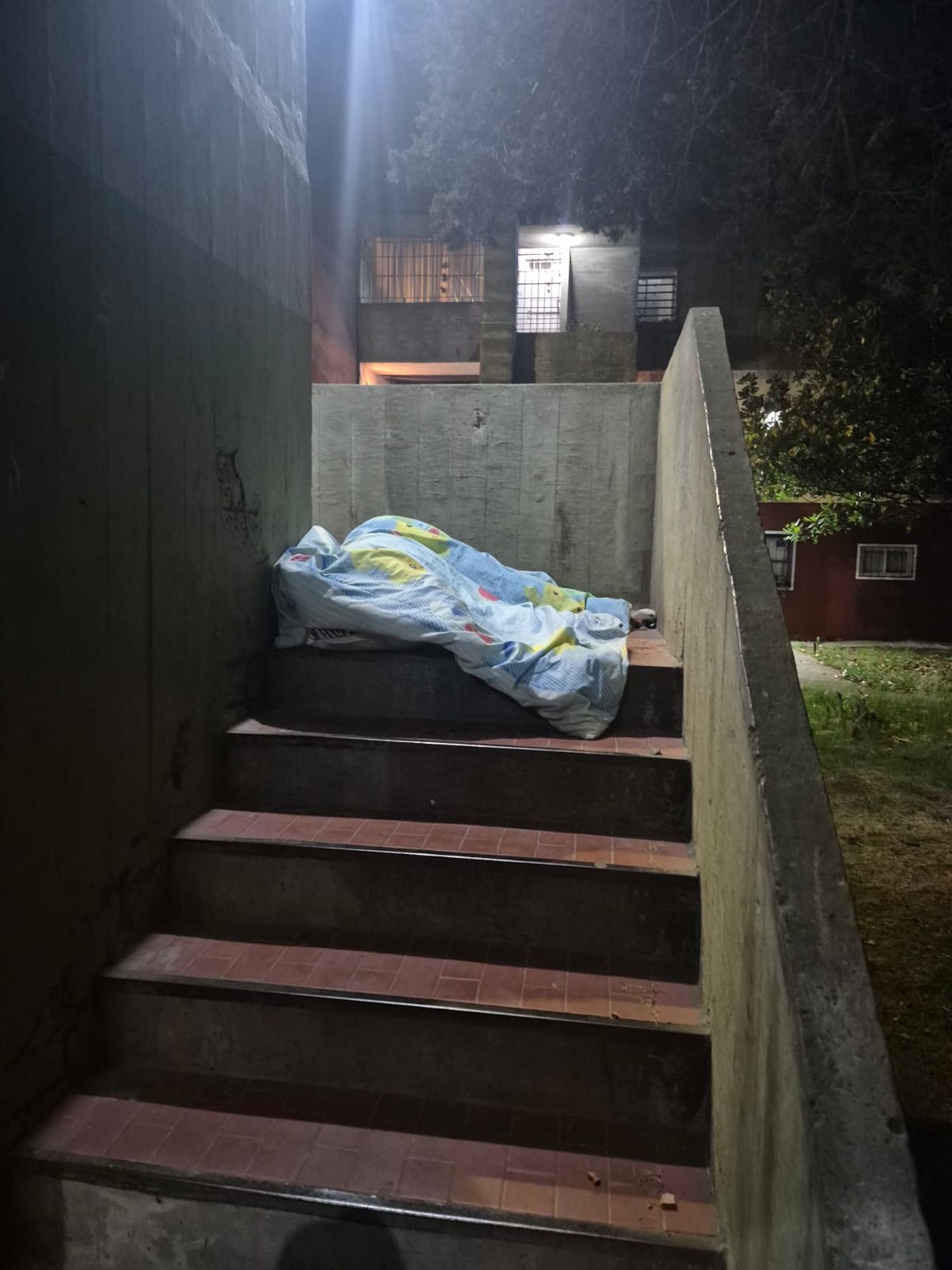 El cuerpo de la víctima quedó en las escaleras del monoblock de Barrio Aeropuerto