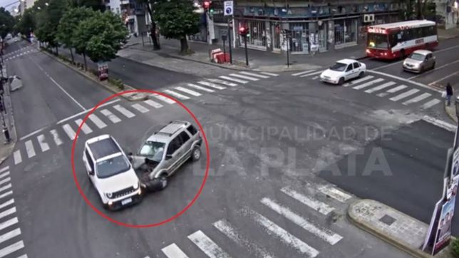 video: cruzo en rojo y causo un impactante accidente en pleno centro de la plata
