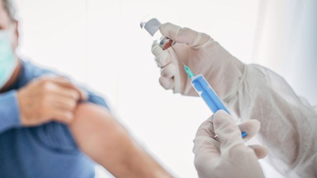 advierten que las vacunas no erradicaran el coronavirus hasta saber bien como se transmite