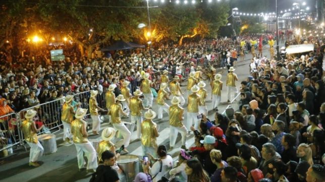 a todo ritmo y color, cerro la primera noche de carnaval en ensenada