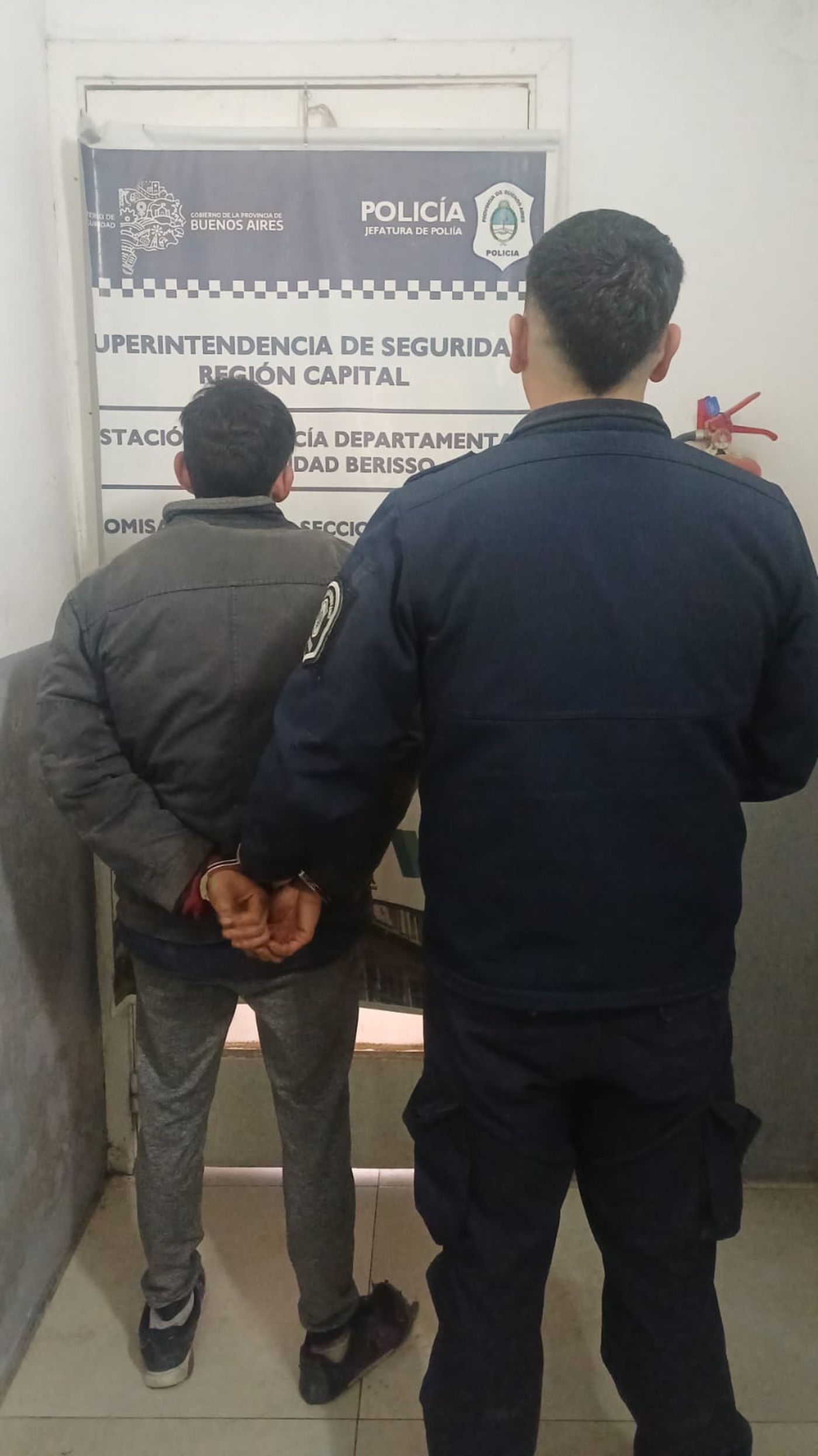 El joven detenido en Berisso tiene 21 a&ntilde;os y es apuntado por varios robos en el mismo local