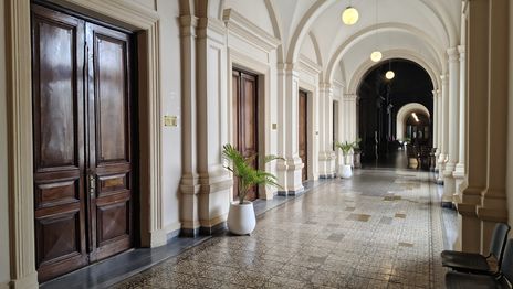 Otro cartel intervenido se suma a un proyecto libertario contra el lenguaje inclusivo Otro cartel intervenido se suma a un proyecto libertario contra el lenguaje inclusivo