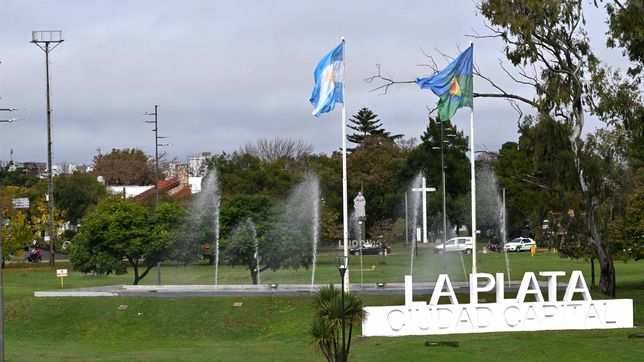 la fuente de la rotonda de acceso a la plata fue renovada y volvio a funcionar en todo su esplendor