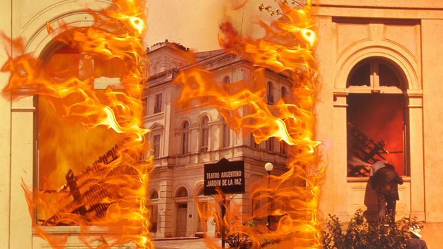 las fotos ineditas del inicio del incendio del teatro argentino y la historia del estudiante que las saco