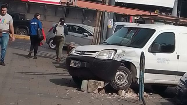 una camioneta termino arriba de la vereda en plaza italia y pudo ser una tragedia