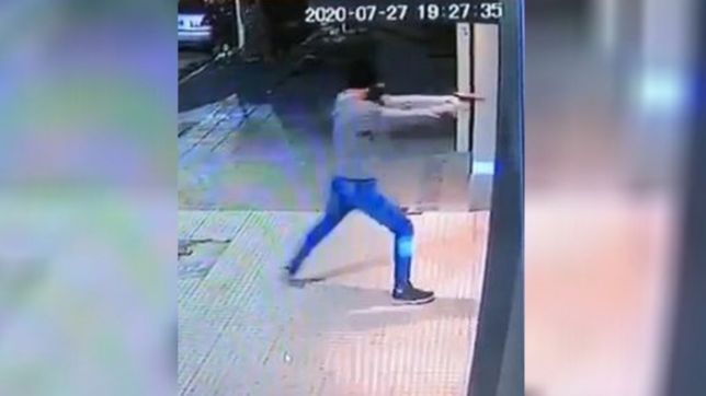 video: un hombre se enfrento a dos ladrones armados en una violenta entradera en la plata