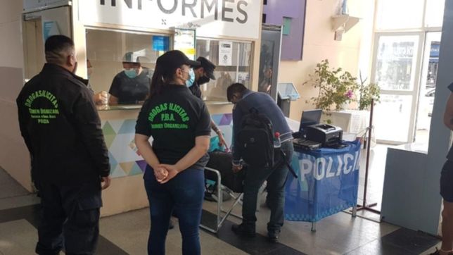 video: la policia realiza un operativo con los pasajeros que entran y salen de la plata