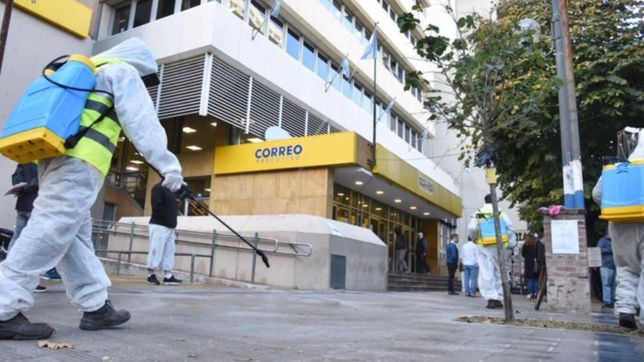 con filas, esperas y un amplio operativo, arranco el cobro del bono de anses en el correo argentino de la plata