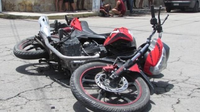 un repartidor perdio el control y choco contra un poste en city bell