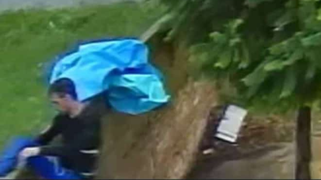 entro a robar a una casa de la plata en medio del temporal y se llevo una pileta de lona