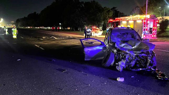 un muerto y tres heridos: una camioneta se cruzo de carril y choco de frente contra un auto
