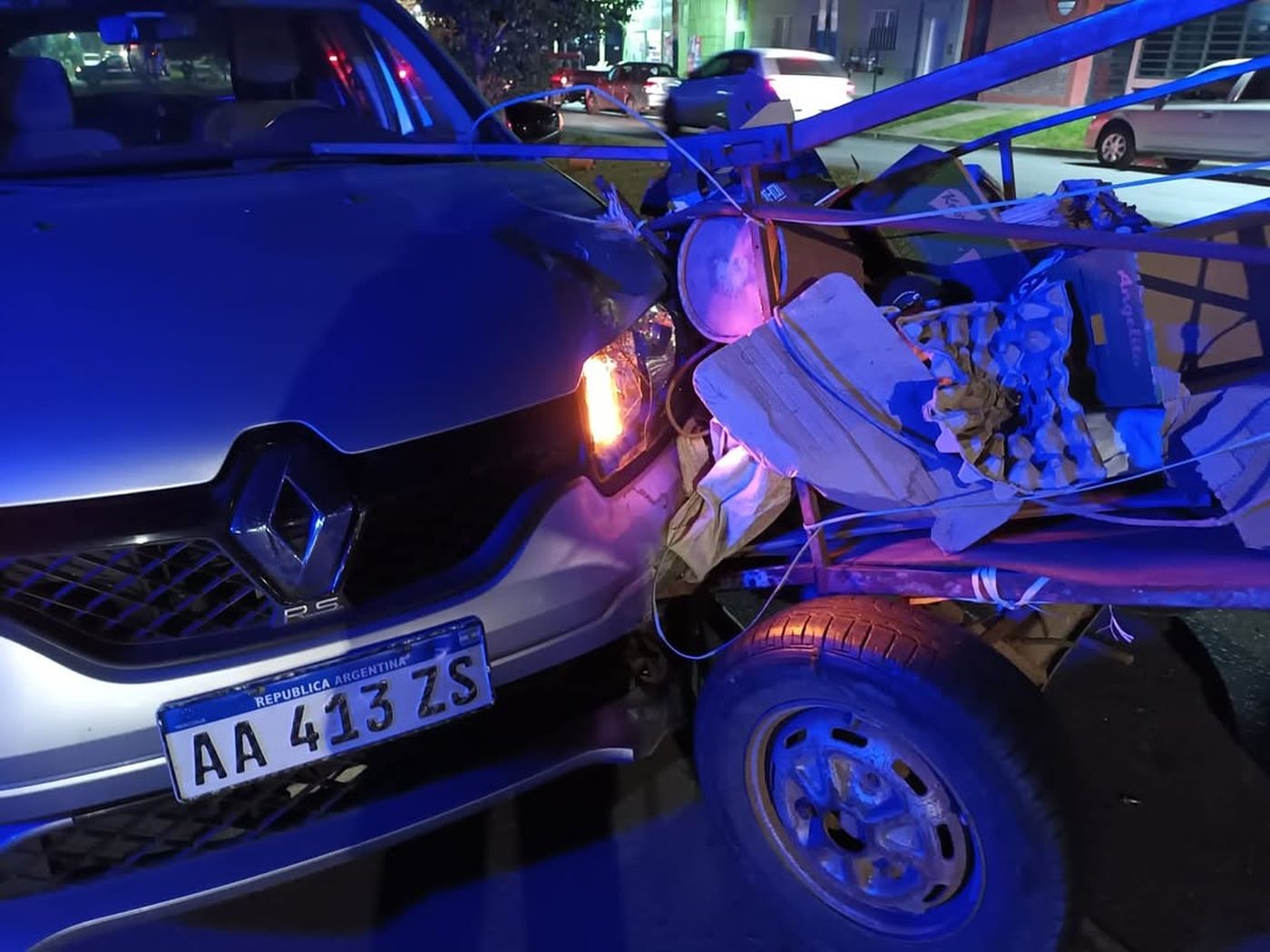 Accidente en La Plata- un hombre fue embestido mientras cruzaba con un carro en 1 y 77Ocurrió el viernes por la noche. La víctima, que habría estado alcoholizada, resultó con heridas leves y debió ser contenida.jpg