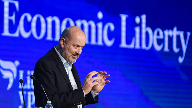 sturzenegger presentara una reforma aerocomercial y enviara la ley hojarasca al congreso